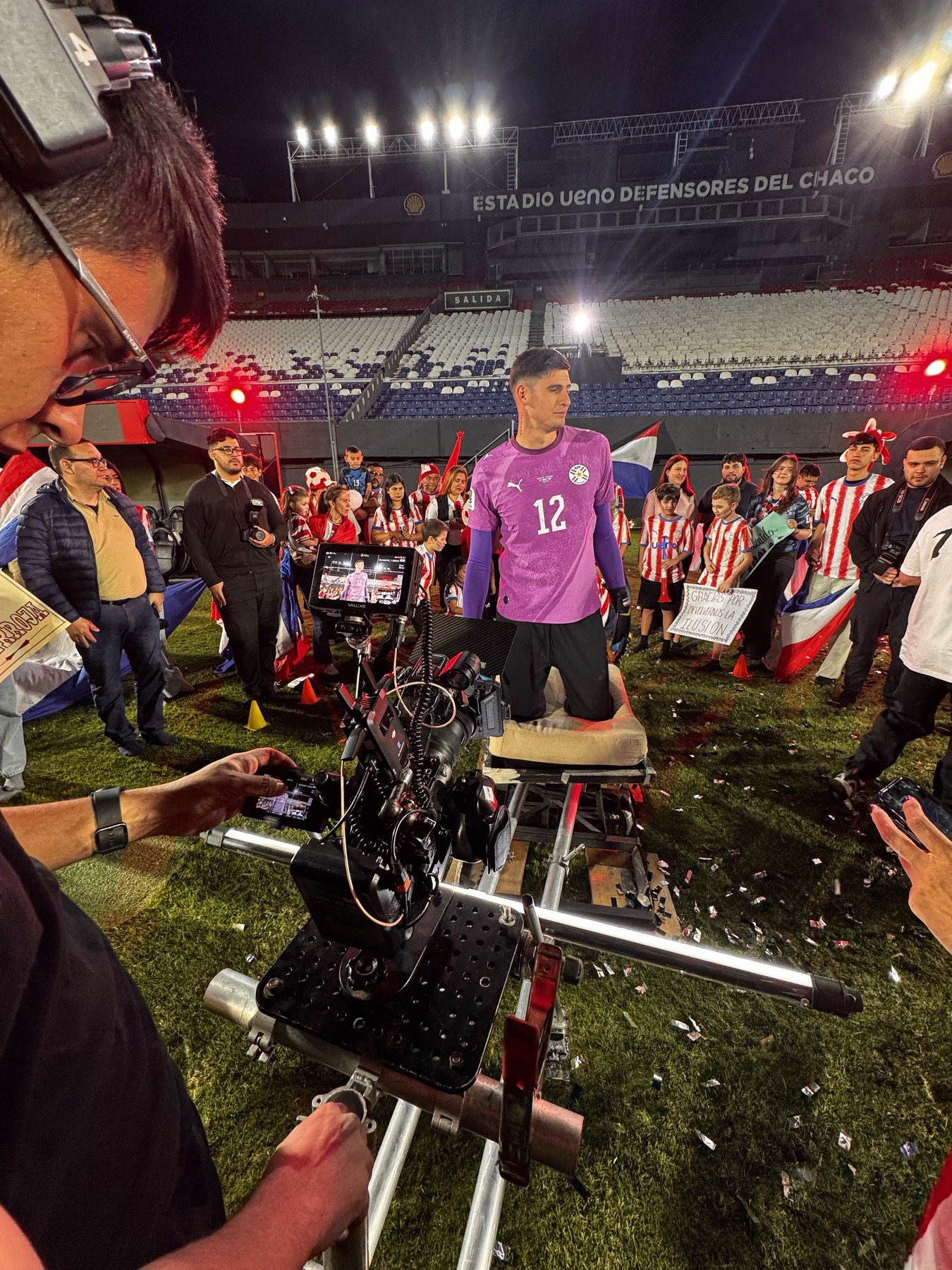 Cámara y equipo técnico en estadio